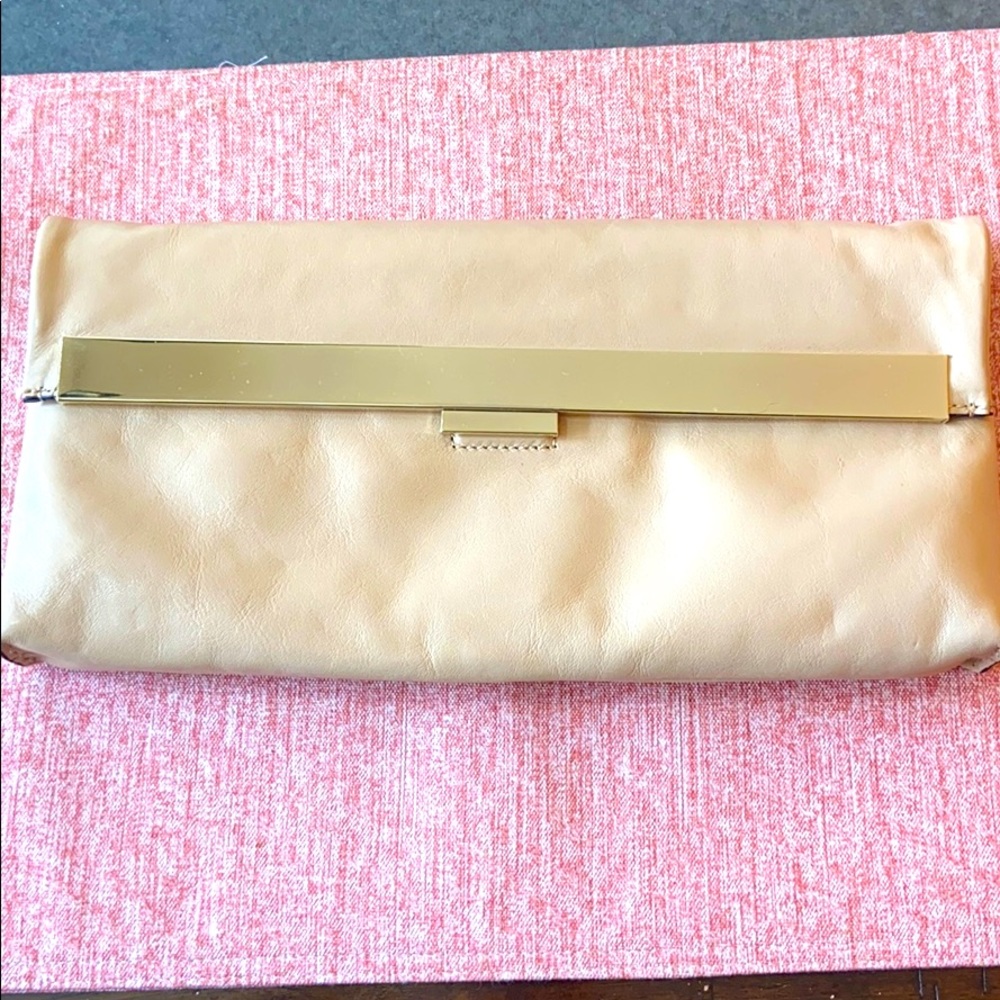 Beatiful with gold bar hardware and soft leather